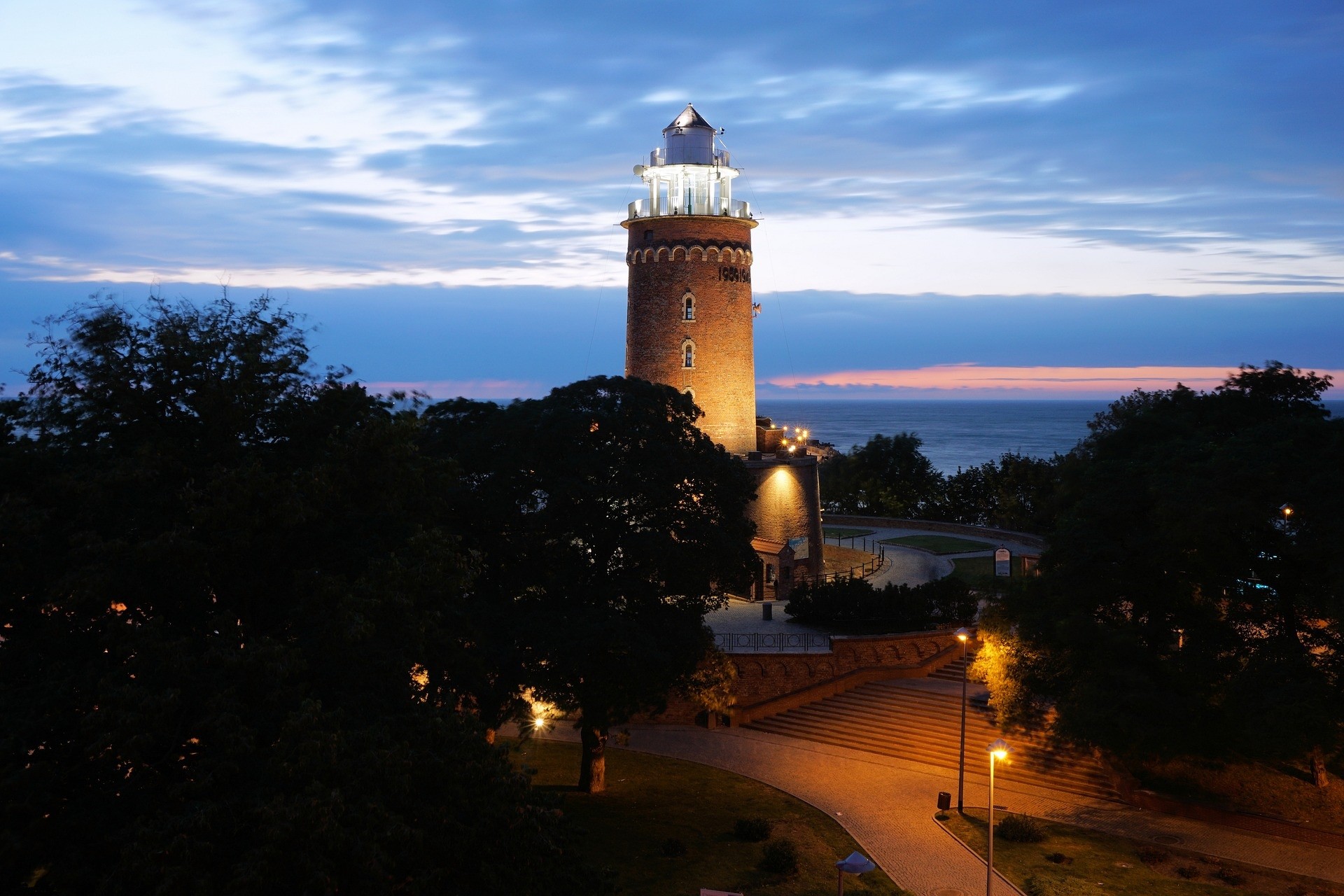 lighthouse-1632134_1920-1-kksbal0h