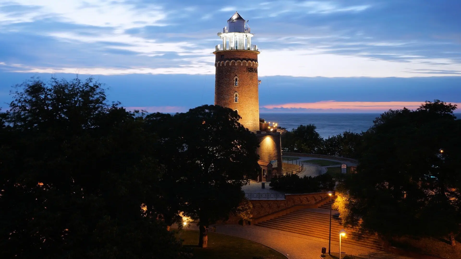 Latarnia morska w Kołobrzegu o zmierzchu