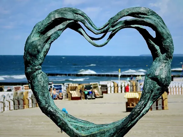 Rzeźba w kształcie serca na plaży