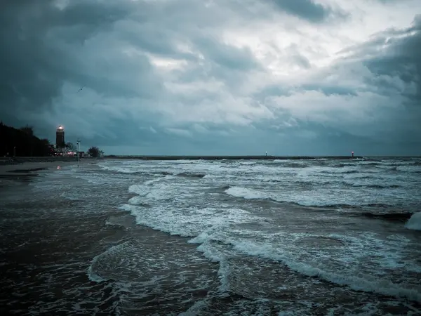 Wzburzone morze przy plaży