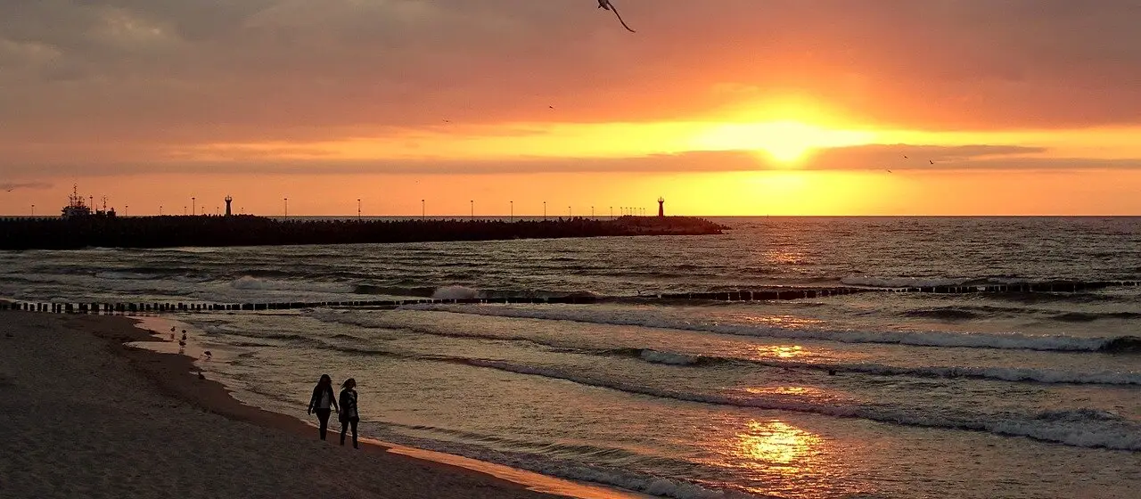 Zachód słońca nad plażą w Kołobrzegu